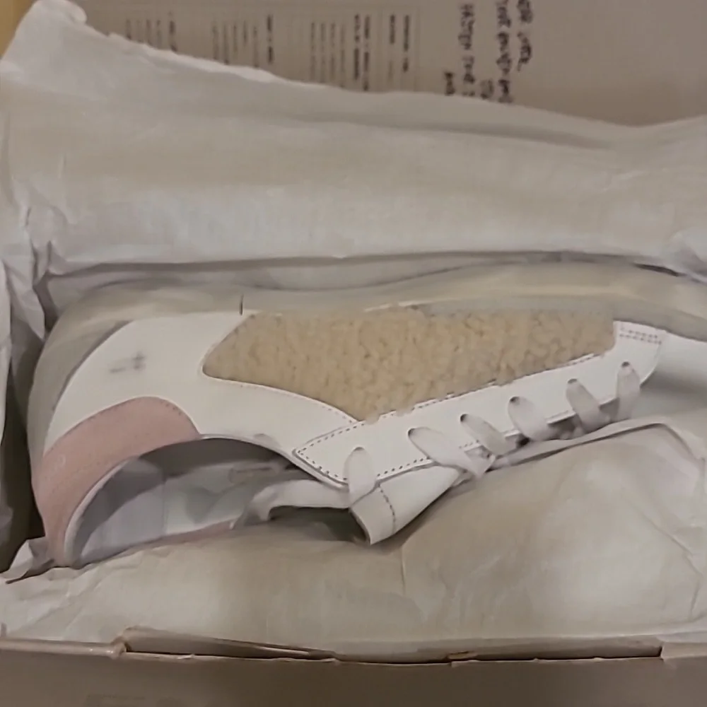 New in box Golden Goose Sneakers - Picture 3 of 3